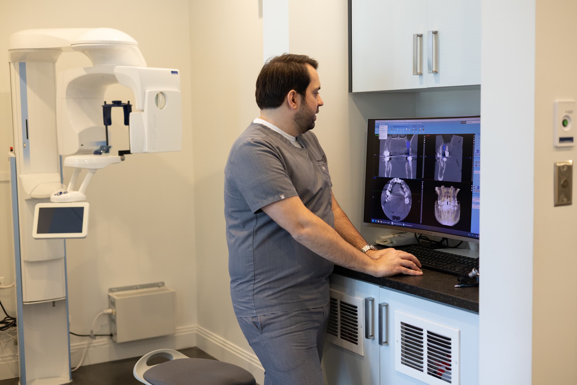 Dr. Atassi reviewing a three-dimensional scan